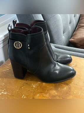 Tommy Hilfiger Black Leather Block-Heel Ankle Booties 🌾
